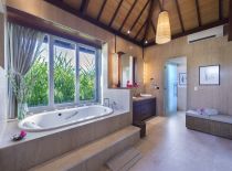 Villa The Luxe Bali, Rainforest Suite Bathroom
